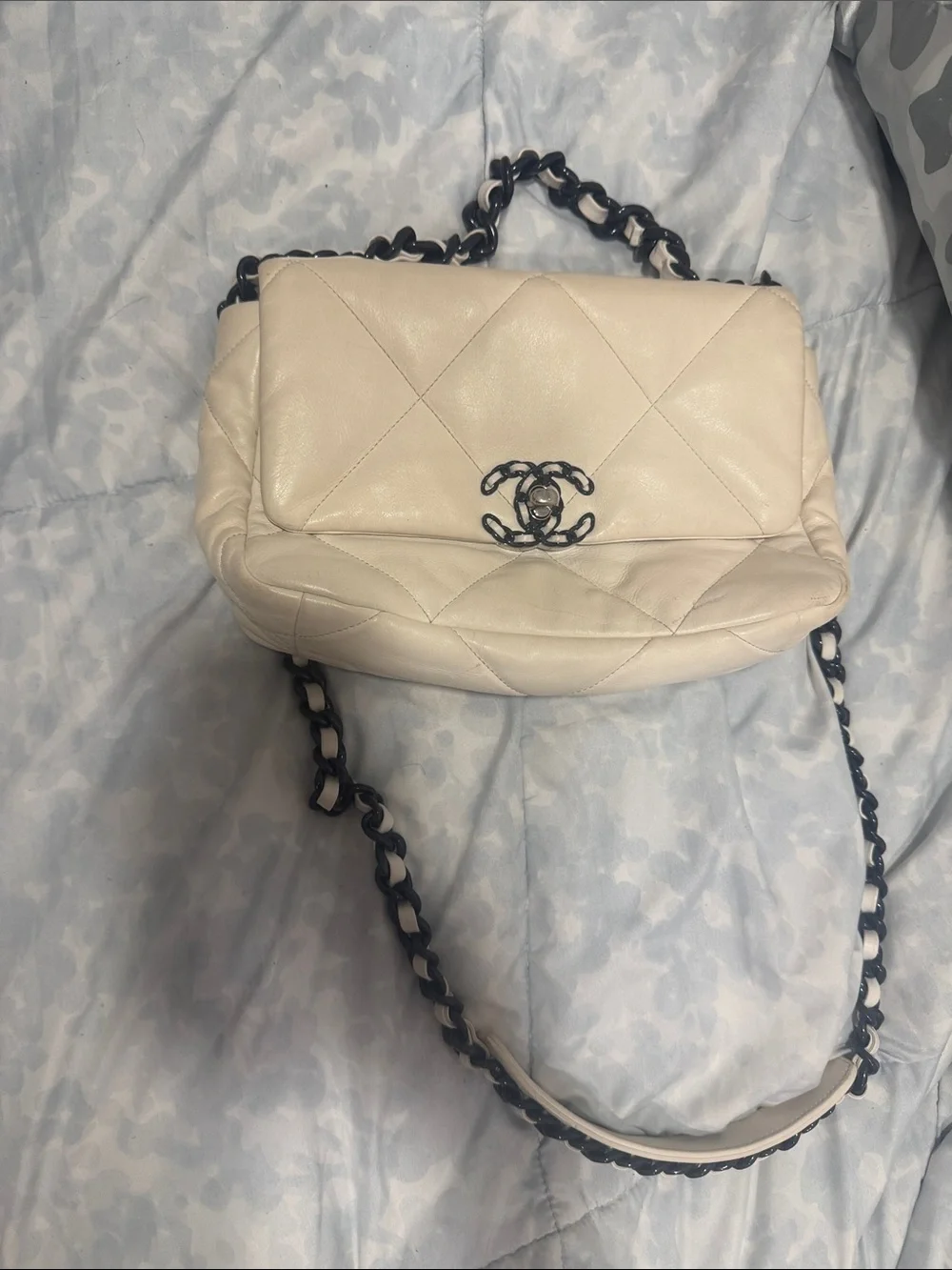 CHANEL Cream Quilted Leather Shoulder Bag with Black Chain